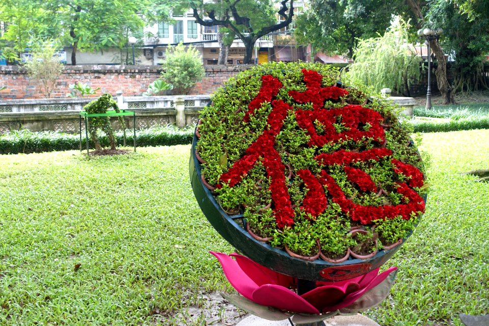 Floral character - Temple of Literature, Hanoi - DSC04697