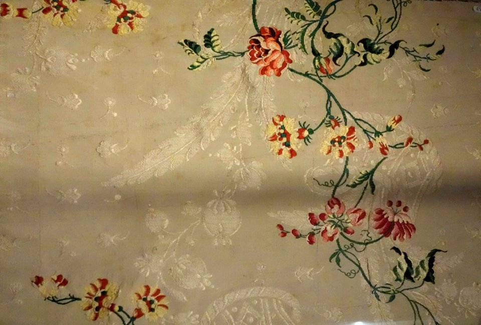 Floral sprays in the style of Anna Maria Garthwaite, England, Spitalfields, Rococo style, c. 1745-1746, silk tabby with lisere self-patterning and silk brocading - Royal Ontario Museum - DSC04355
