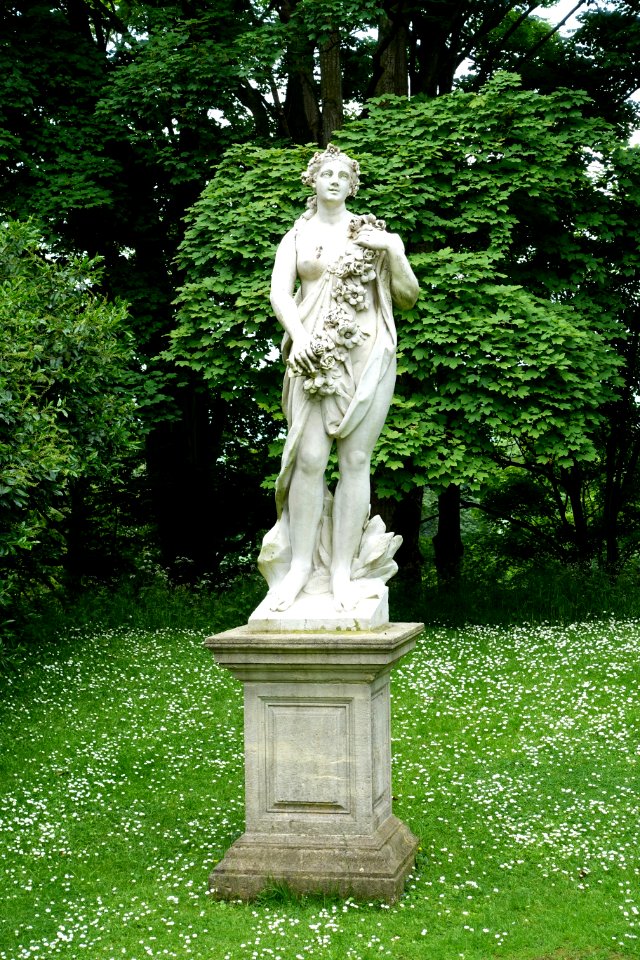 Flora, sculptor unknown, 1700s - Waddesdon Manor - Buckinghamshire, England - DSC07591
