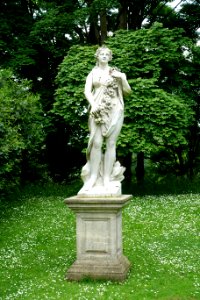 Flora, sculptor unknown, 1700s - Waddesdon Manor - Buckinghamshire, England - DSC07591