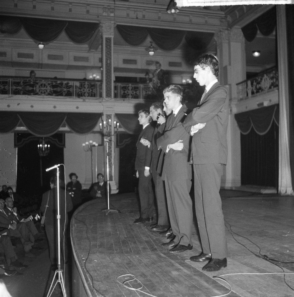 Fluxus-groep gaf Pop-art concert in Kurhaus, een van de bezoekers schoot met een, Bestanddeelnr 917-1244