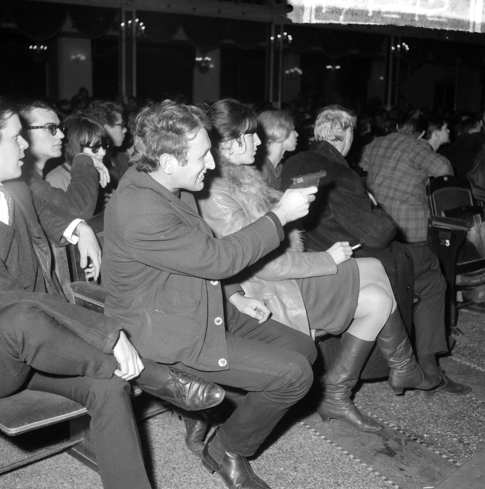 Fluxus-groep gaf Pop-art concert in Kurhaus, een van de bezoekers schoot met een, Bestanddeelnr 917-1242