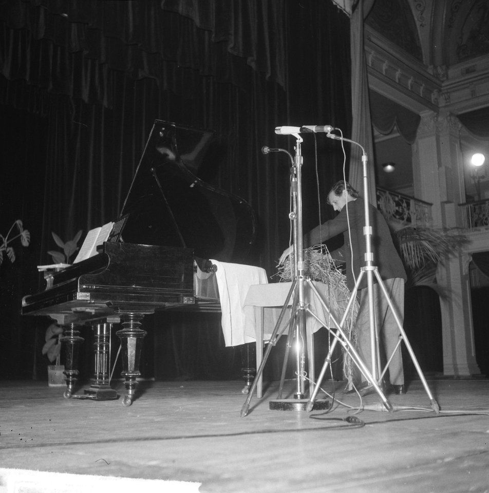 Fluxus-groep gaf Pop-art concert in Kurhaus, een van de bezoekers schoot met een, Bestanddeelnr 917-1245