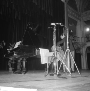 Fluxus-groep gaf Pop-art concert in Kurhaus, een van de bezoekers schoot met een, Bestanddeelnr 917-1245