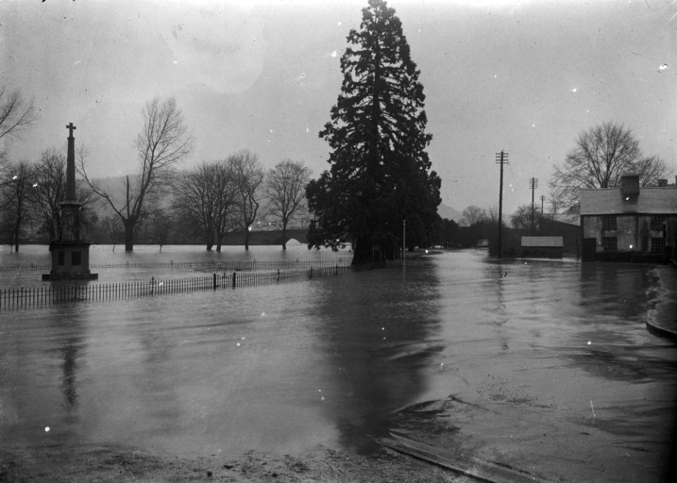 Flooding and War memorial at Builth Wells (1295166)