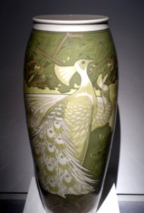 Floor vase with peacocks, designed by Theo Schmuz-Baudiss, KPM Berlin, 1906, porcelain - Bröhan Museum, Berlin - DSC04145