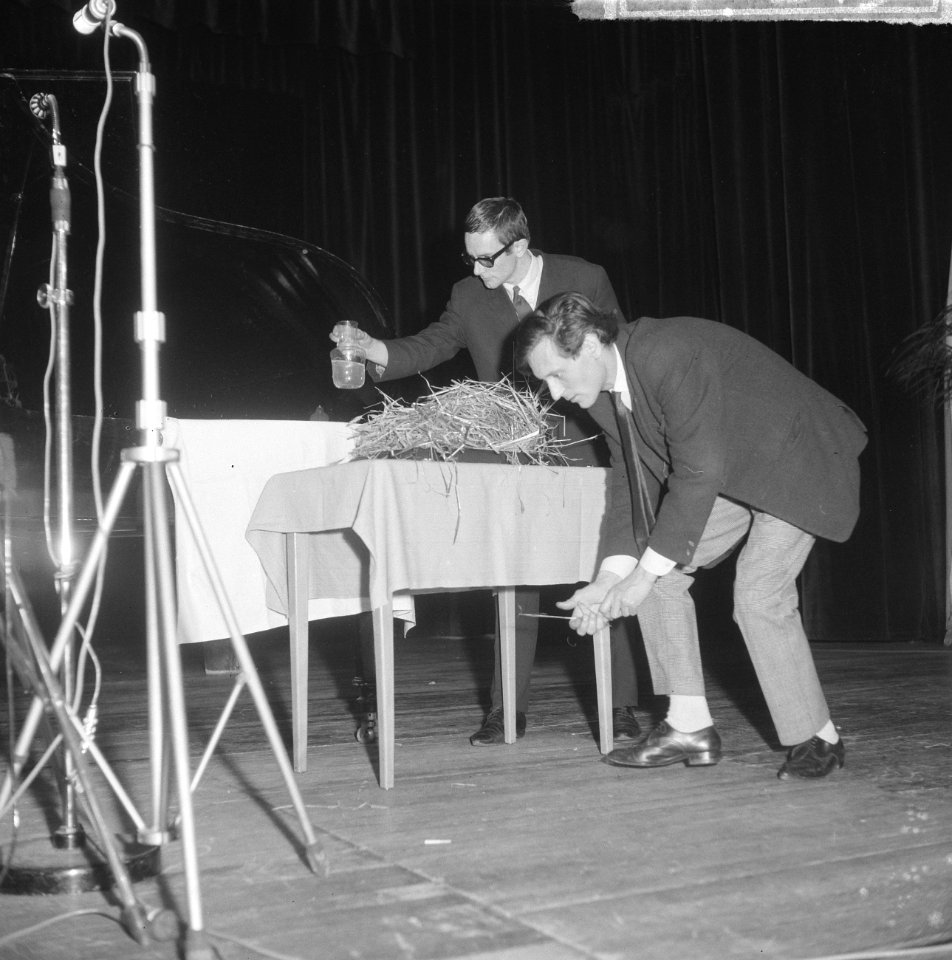 Fluxus-groep gaf Pop-art concert in Kurhaus, een van de bezoekers schoot met een, Bestanddeelnr 917-1243