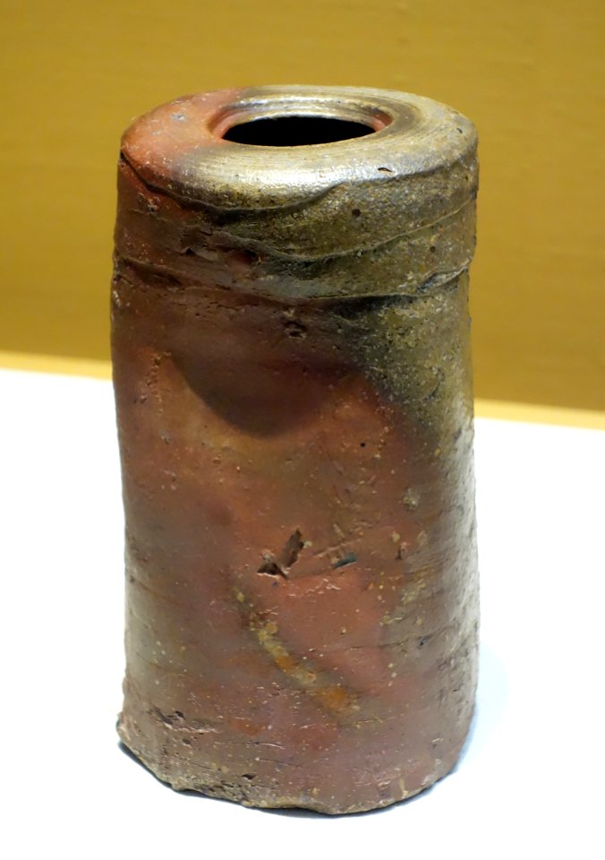 Flower Vase called 'Tabimakura' (Portable pillow), Bizen ware, Edo period, 17th century - Tokyo National Museum - DSC05874