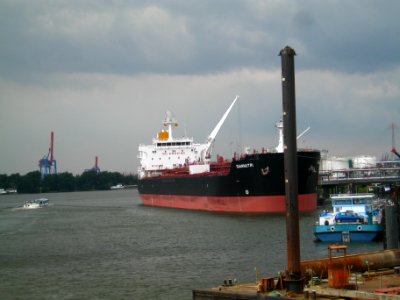 Fluss Rethe mit Ölterminal