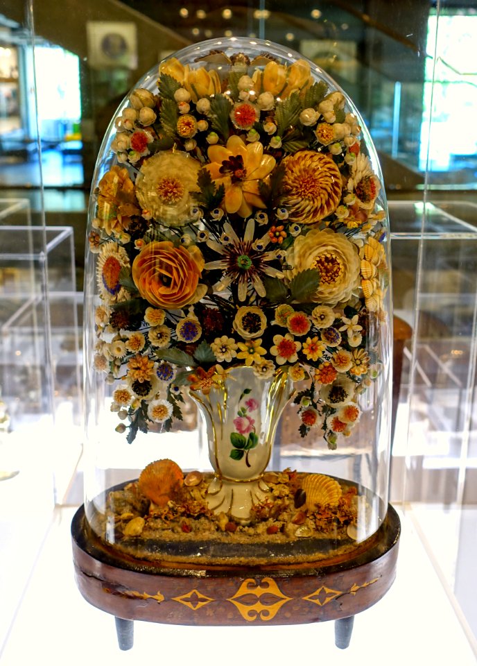 Flower vase, England, 1800s, shells, porcelain, glass, wood - Montreal Museum of Fine Arts - Montreal, Canada - DSC09305