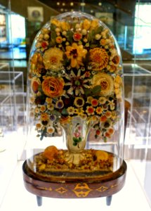 Flower vase, England, 1800s, shells, porcelain, glass, wood - Montreal Museum of Fine Arts - Montreal, Canada - DSC09305