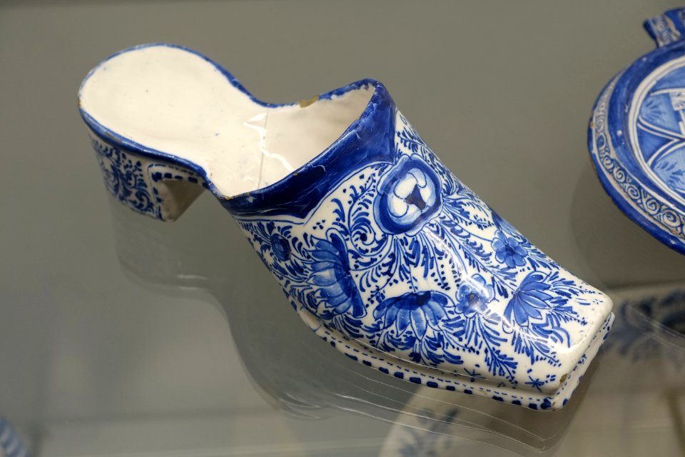 Flower vase in slipper form, with flower and leaf decoration, Nuremberg, c. 1730, earthenware - Stadtmuseum Fembohaus - Nuremberg, Germany - DSC02294