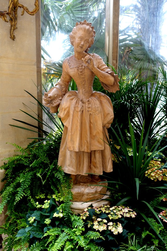 Flower seller, by Louis Gossin and Étienne Gossin, France, mid 1800s, terracotta - Waddesdon Manor - Buckinghamshire, England - DSC07623