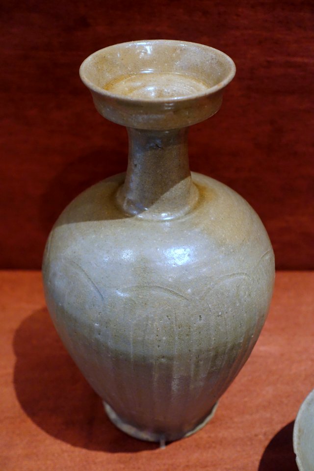 Fluted bottle, Korea, Goryeo, 10th-11th century, stoneware, celadon glaze - National Museum of Natural History, United States - DSC00524