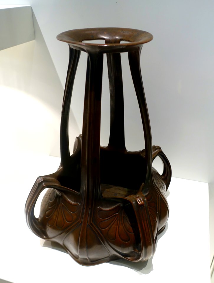 Flowerpot, designer Rudolf Bosselt, maker Prageanstalt Carl Poellath, 1901, bronze - Museum Künstlerkolonie Darmstadt - Mathildenhöhe - Darmstadt, Germany - DSC06366