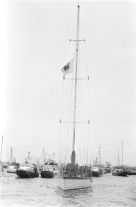 Flyer komt aan in Rotterdam na winnen van Whitbraerd zeilrace. Bernhard, mevrouw, Bestanddeelnr 932-0992