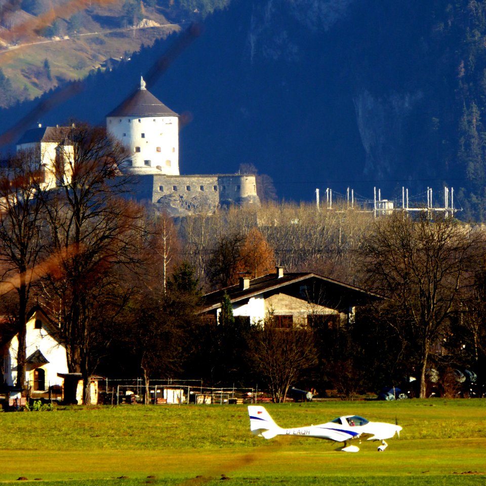 Flugplatz Kufstein-Langkampfen, Festung im Hintergrund, 1