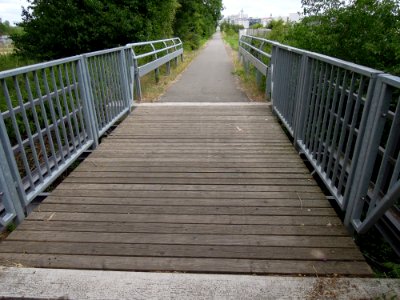Floßgrabenbrücke im Verlauf des Zuckerbahn-Radwegs im Juli 2019b
