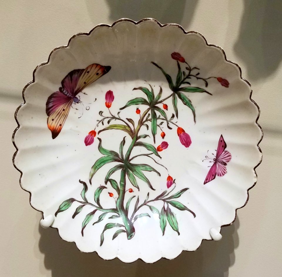 Fluted dish, Chelsea manufactory, England, c. 1752-1754, soft-paste porcelain, polychrome enamels - Museum of Fine Arts, Boston - 20180922 150039