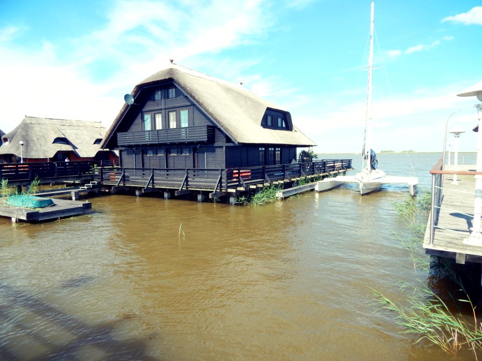 Floating House (201072107)
