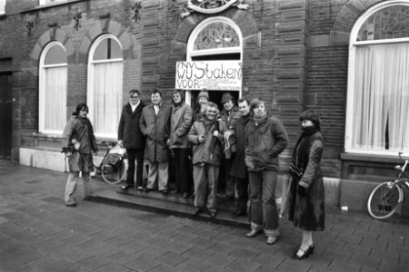 Flipje (Betuweconserven) in Tiel in staking stakers voor de poort, Bestanddeelnr 929-0168
