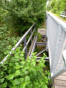 Floßgrabenbrücke im Verlauf des Zuckerbahn-Radwegs im Juli 2019c
