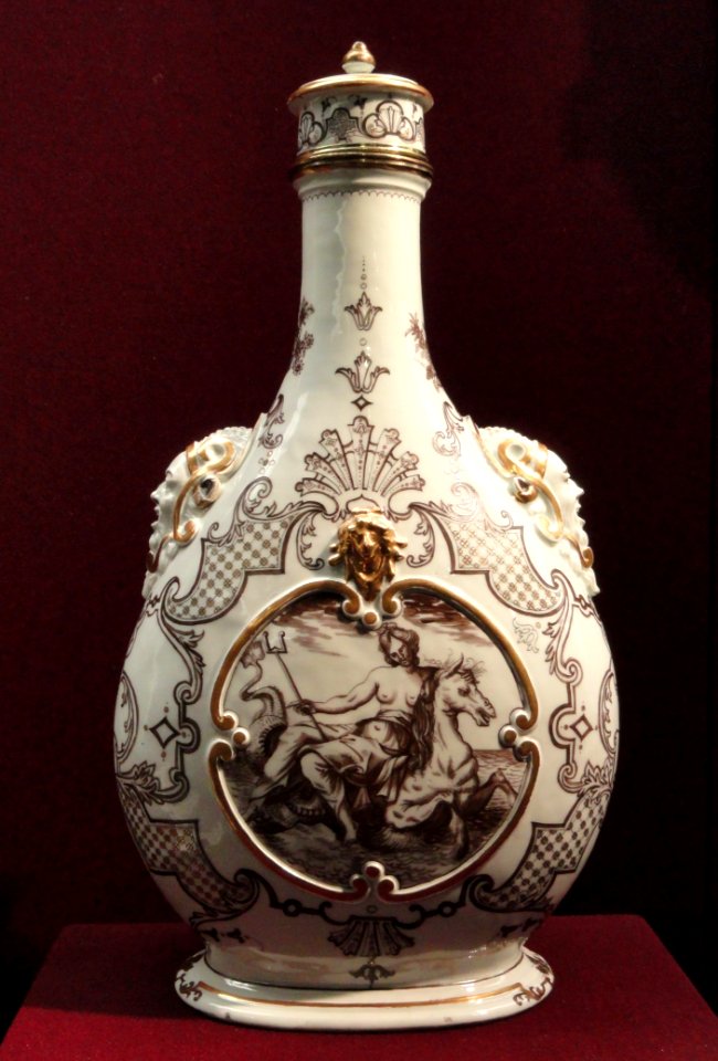Flask, c. 1730, Du Paquier factory, hard-paste porcelain, Schwarzlot overglaze black enamel, gilding - Gardiner Museum, Toronto - DSC01007