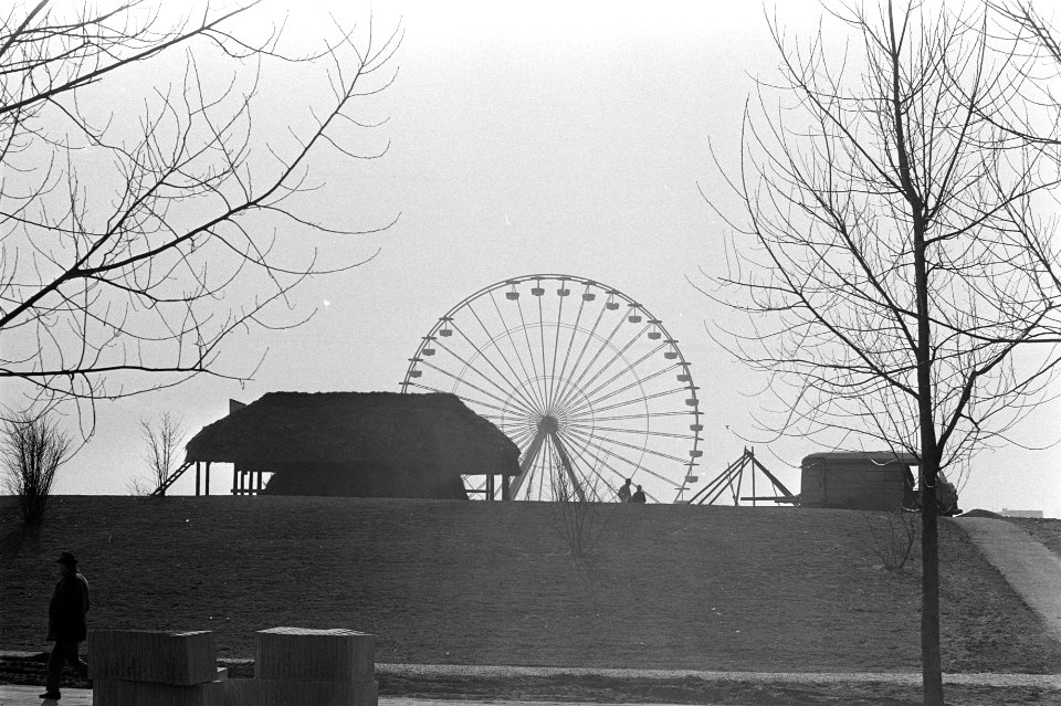 Floriade in Amsterdam in aanbouw gedeelte van reuzenrad met gondels, Bestanddeelnr 925-4559