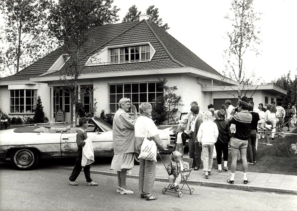 Flodder-wood, filmdorp op het wielercircuit. Aangekocht van United Photos de Boer bv. - Negatiefnummer 26517 C 27 A. - Gepubliceerd in het Haarlems Dagblad van 14.7.1986. Identifiatienummer 54-015248