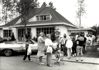 Flodder-wood, filmdorp op het wielercircuit. Aangekocht van United Photos de Boer bv. - Negatiefnummer 26517 C 27 A. - Gepubliceerd in het Haarlems Dagblad van 14.7.1986. Identifiatienummer 54-015248
