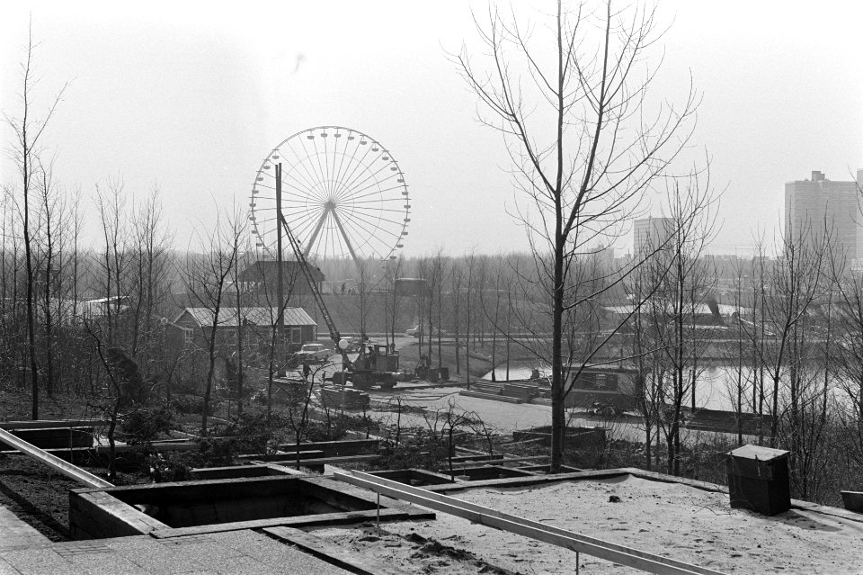 Floriade in Amsterdam in aanbouw gedeelte van reuzenrad met gondels, Bestanddeelnr 925-4558