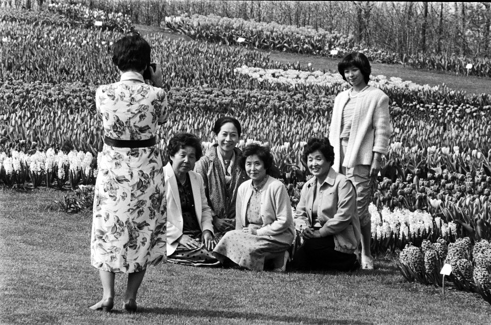 Floriade. Toeristen tussen de bloembollen op de foto in de Floriade, Bestanddeelnr 932-1175