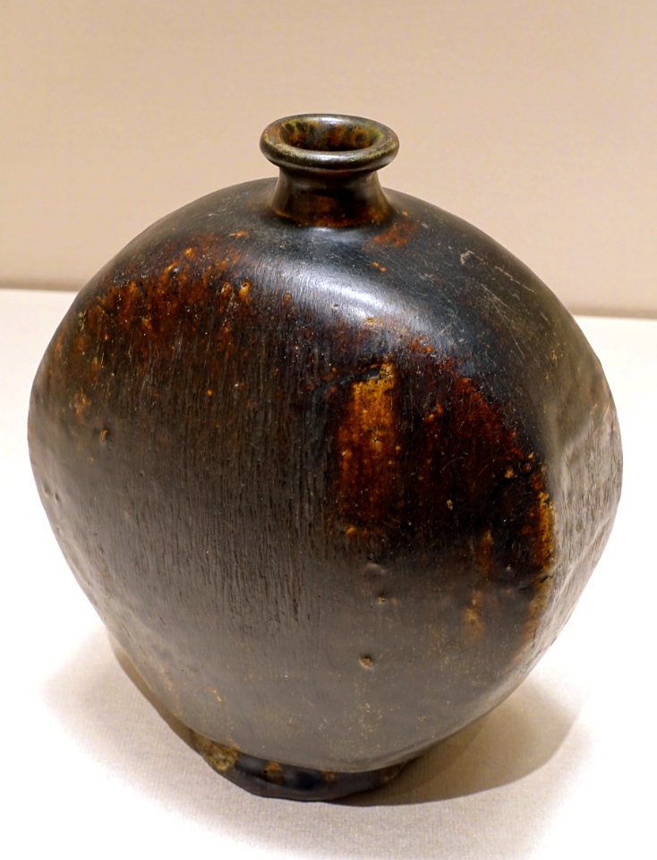 Flask, Korea, Joseon dynasty, 1400s-1500s AD, ceramic, black glaze - Tokyo National Museum - Tokyo, Japan - DSC08196