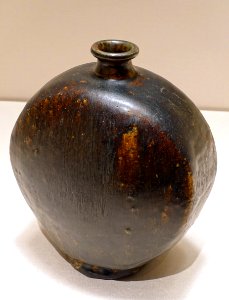 Flask, Korea, Joseon dynasty, 1400s-1500s AD, ceramic, black glaze - Tokyo National Museum - Tokyo, Japan - DSC08196