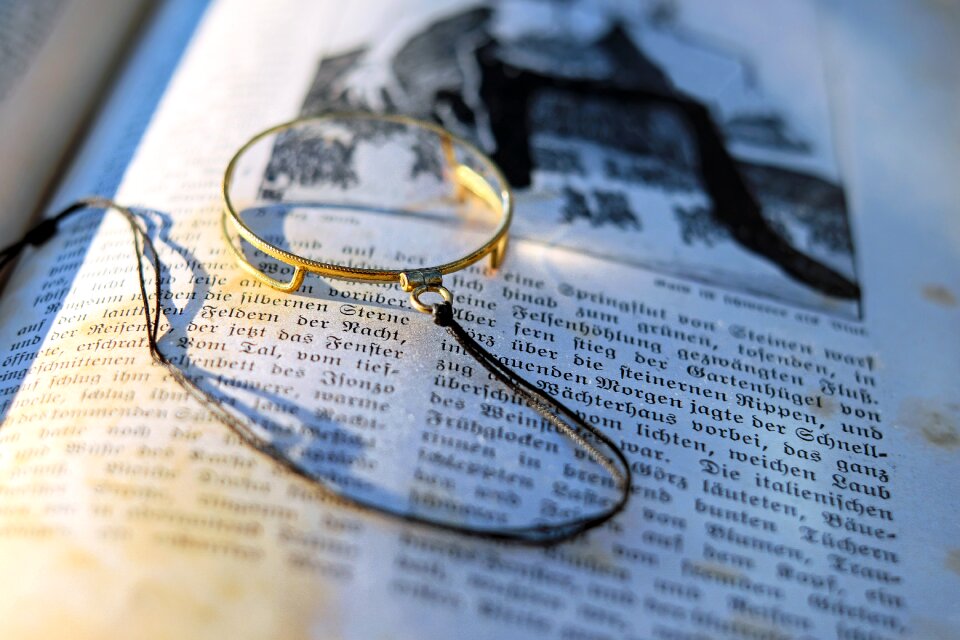 Glass larger view reading aid