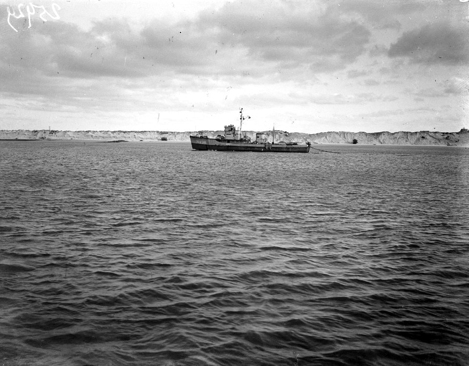Flotille mijnenvegers naar Den Helder van IJmuiden. Een mijnenveger onder de k, Bestanddeelnr 902-5929