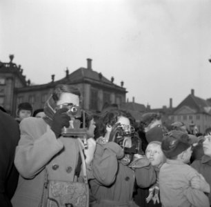 Fotograferende toeschouwers op het plein van Slot Amalienborg ter ere van de ver, Bestanddeelnr 252-8678 photo