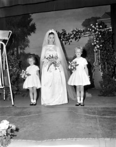Fleuropiade 1963 te Utrecht gehouden Bruidsjapon van Zwitserse kant met sleep e, Bestanddeelnr 915-2274 photo