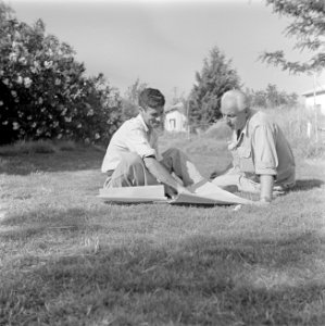 Fotograaf Willem van de Poll (r) en een onbekende man, zittend op een gazon, Bestanddeelnr 255-0671