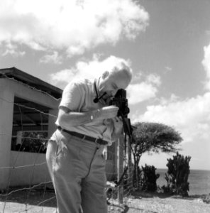 Fotograaf Willem van de Poll op Curaçao, Bestanddeelnr 252-7471 photo