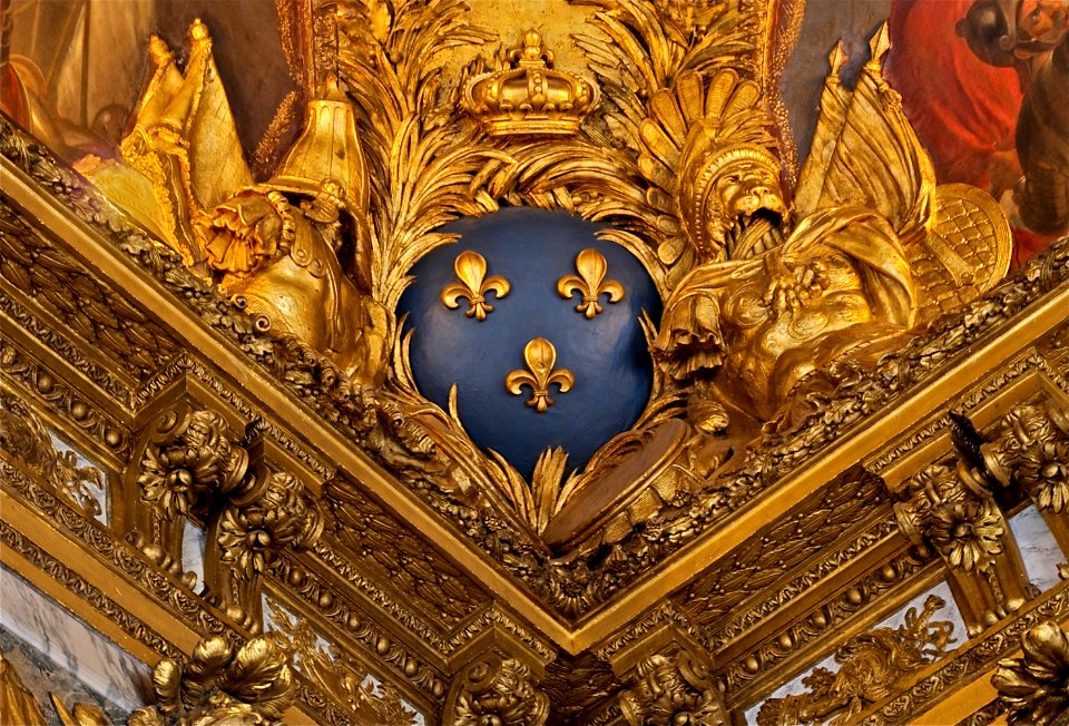Fleurs de lis salon guerre angle plafond Versailles