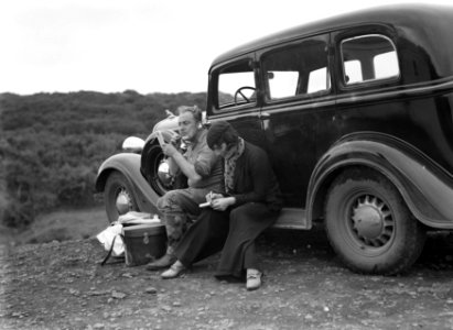 Fotograaf Willem van de Poll en de Duitse journaliste Anita Joachim op de treepl, Bestanddeelnr 190-0285