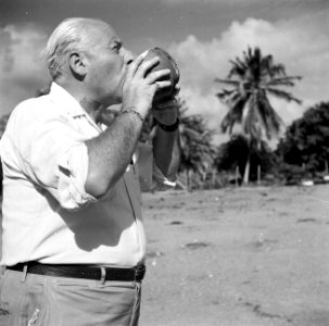 Fotograaf Willem van de Poll drinkt uit een kokosnoot op de plantage San Juan va, Bestanddeelnr 252-7546