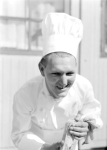 Fotomodel Grummels als kok van de KLM catering, Bestanddeelnr 255-8967