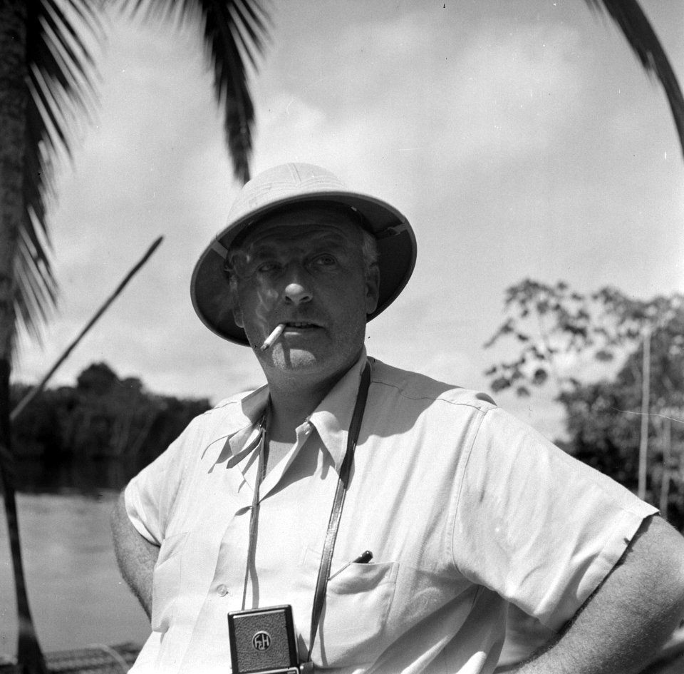 Fotograaf Willem van de Poll (met sigaret) in Suriname, Bestanddeelnr 252-6708