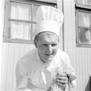 Fotomodel Grummels als kok van de KLM catering, Bestanddeelnr 255-8968