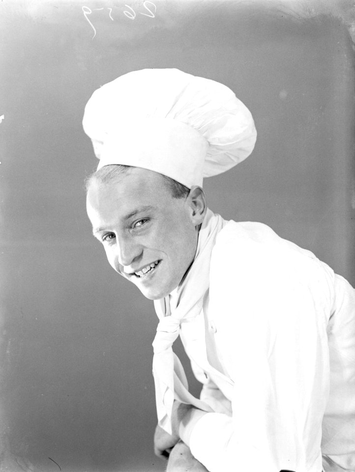 Fotomodel Grummels poseert als kok met koksmuts, Bestanddeelnr 252-1122