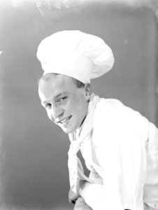 Fotomodel Grummels poseert als kok met koksmuts, Bestanddeelnr 252-1122
