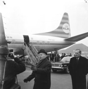 Fotografen op Schiphol weggestuurd bij aankomst Mg. Wijn, Bestanddeelnr 918-7324