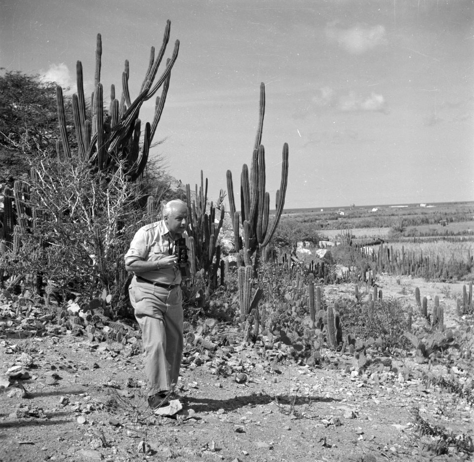 Fotograaf Willem van de Poll in het Arubaanse landschap, Bestanddeelnr 252-7979